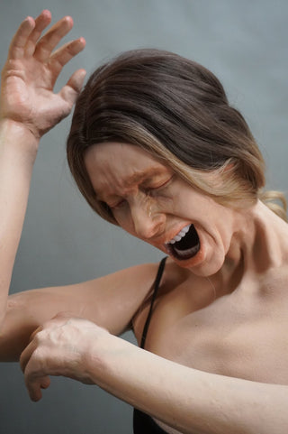 Kneeling Agatha with Poseable Arms