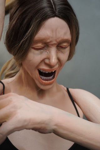 Kneeling Agatha with Poseable Arms